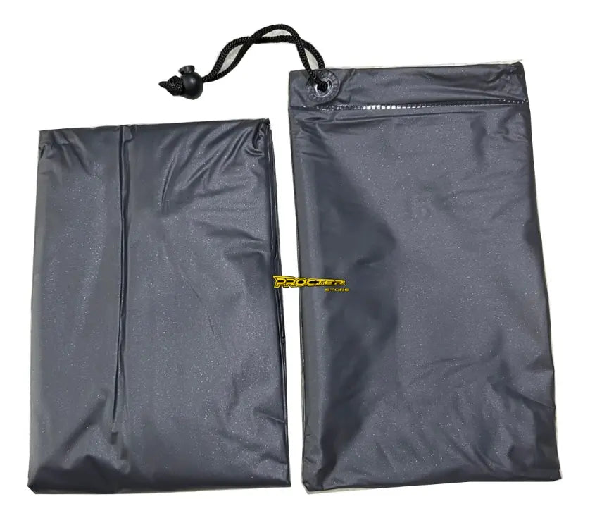 Dos estuches de tela para guardar la capa impermeable