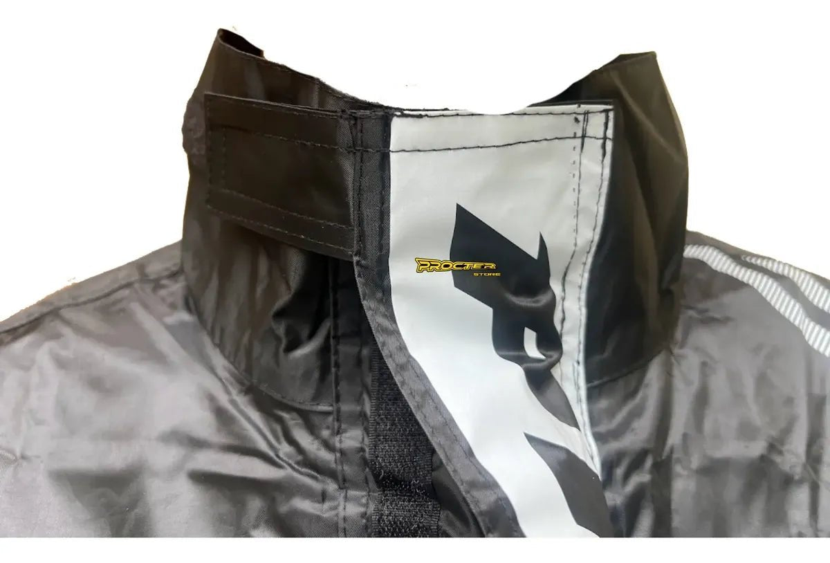 Cuello y capota del conjunto impermeable tipo sudadera
