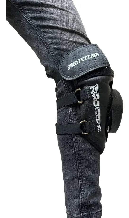 Detalle de la rodillera en cuero con slider Procter