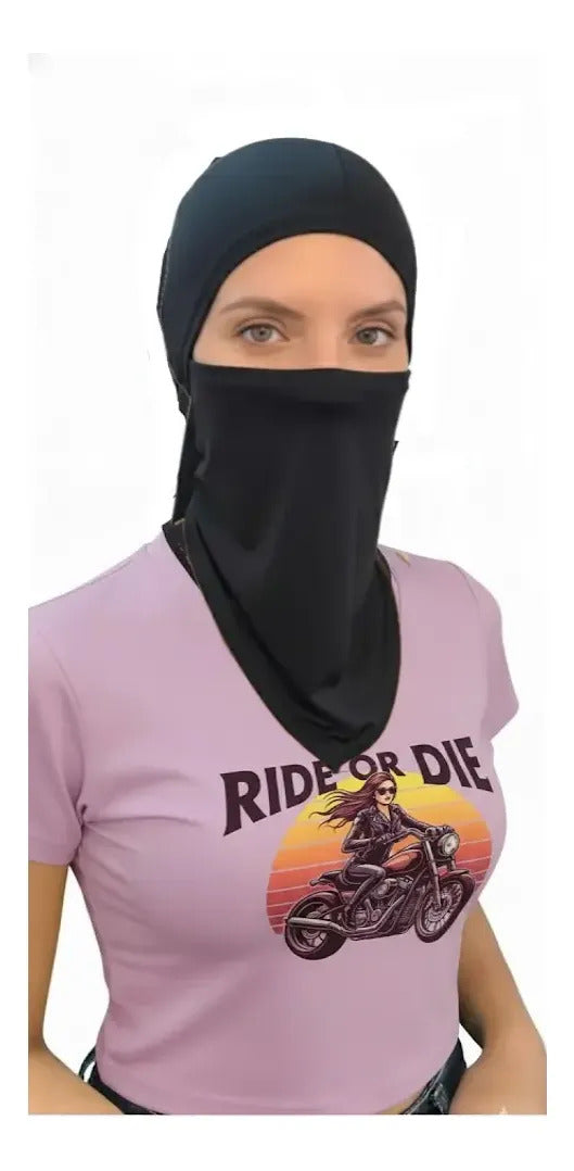 Mujer con la balaclava tipo hiyab para moto puesta