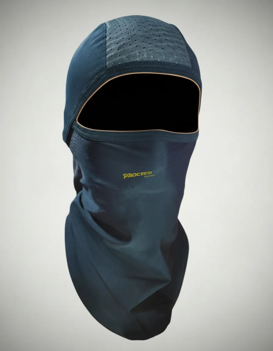 Balaclava de licra fría azul con protección UV en maniquí