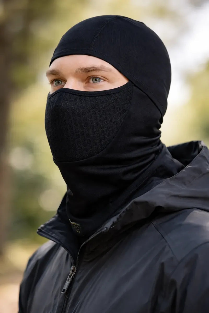 Hombre con balaclava con panel de malla al aire libre