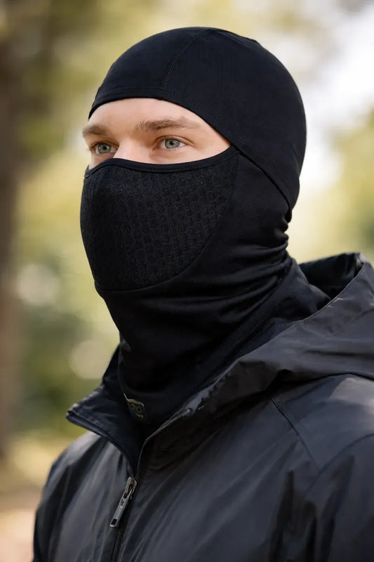 Hombre con balaclava con panel de malla al aire libre
