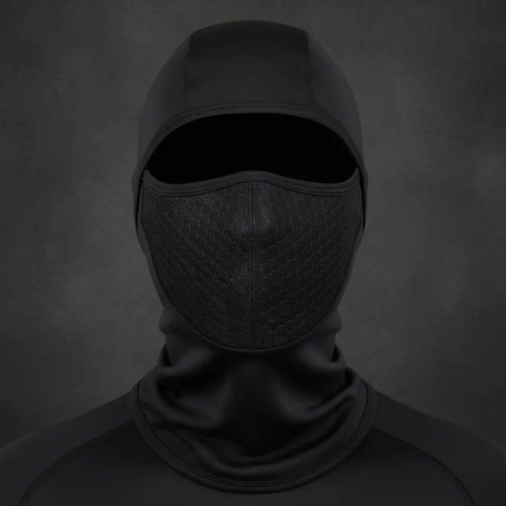 Hombre con balaclava de malla en un entorno urbano de noche