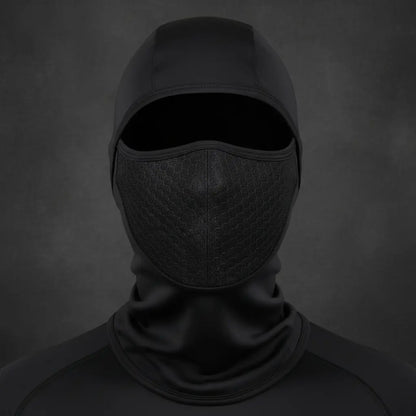 Hombre con balaclava de malla en un entorno urbano de noche