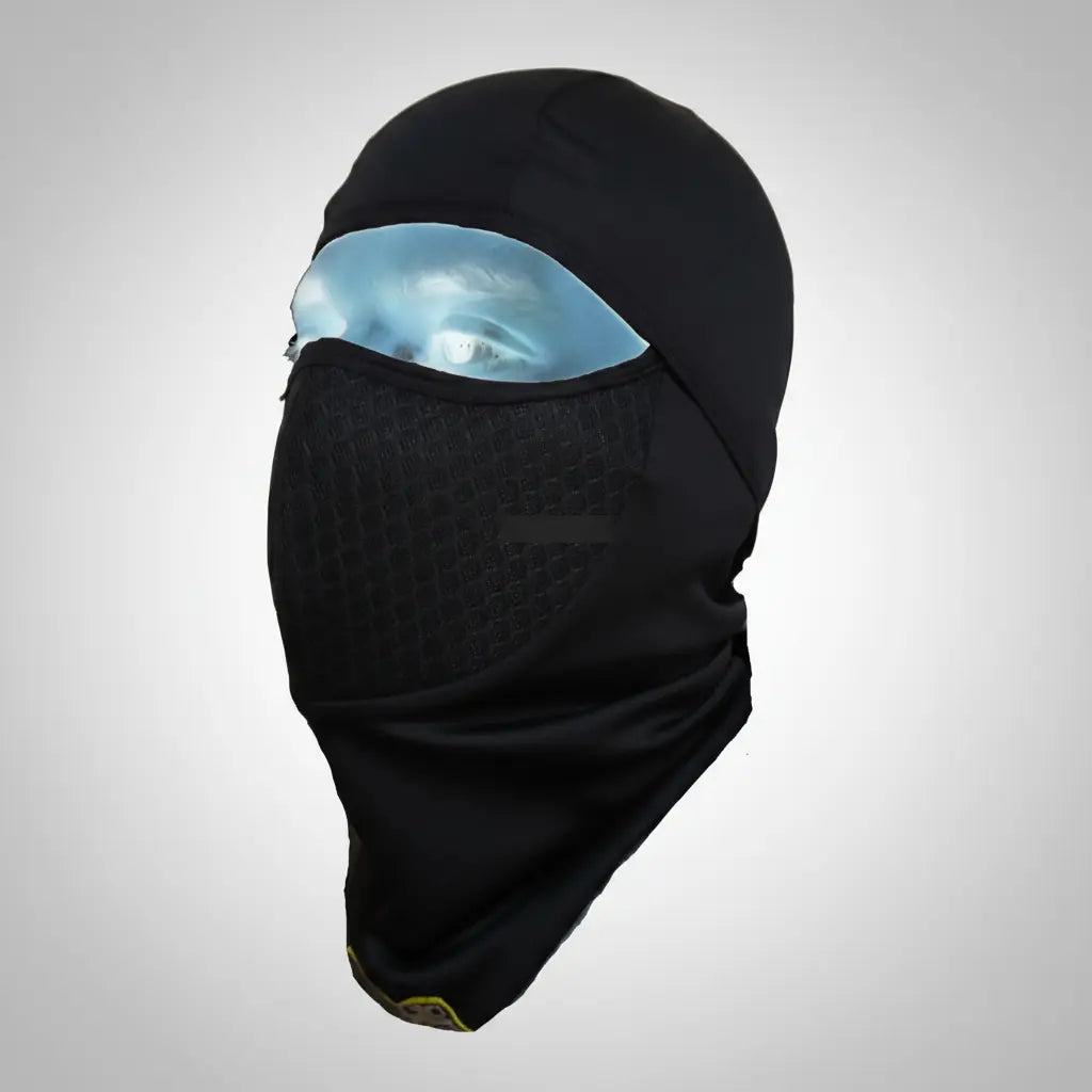 Balaclava con malla en maniquí junto a un visor de casco