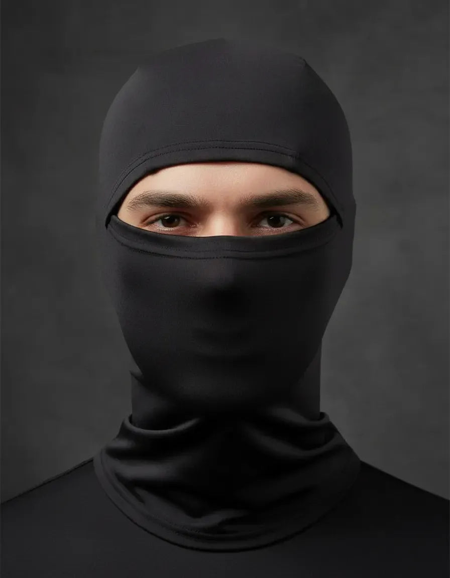 Hombre con balaclava negra de confort para moto
