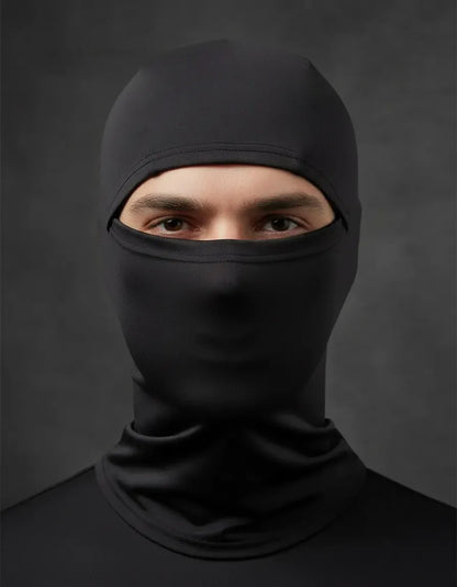 Hombre con balaclava negra de confort para moto