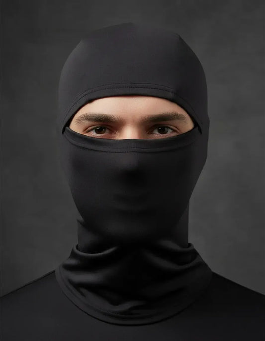 Hombre con balaclava negra de confort para moto