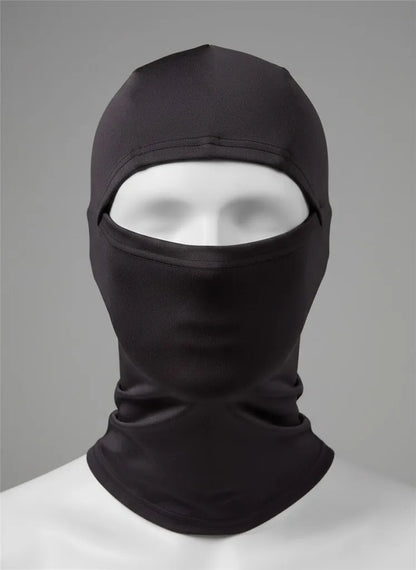 Balaclava negra para moto en maniquí, vista frontal