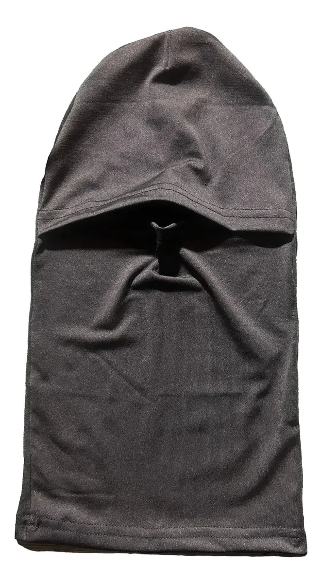 Balaclava gris extendida sobre fondo blanco