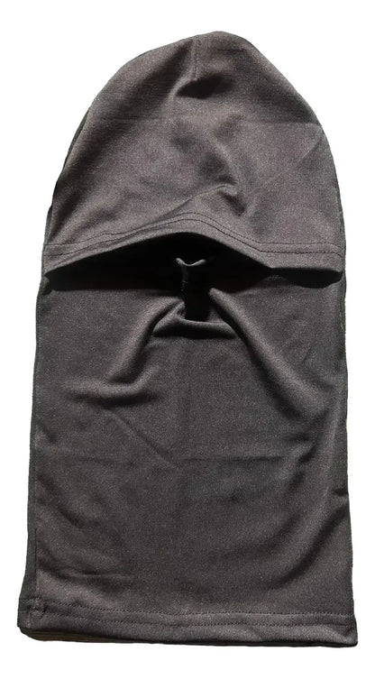 Balaclava gris extendida sobre fondo blanco