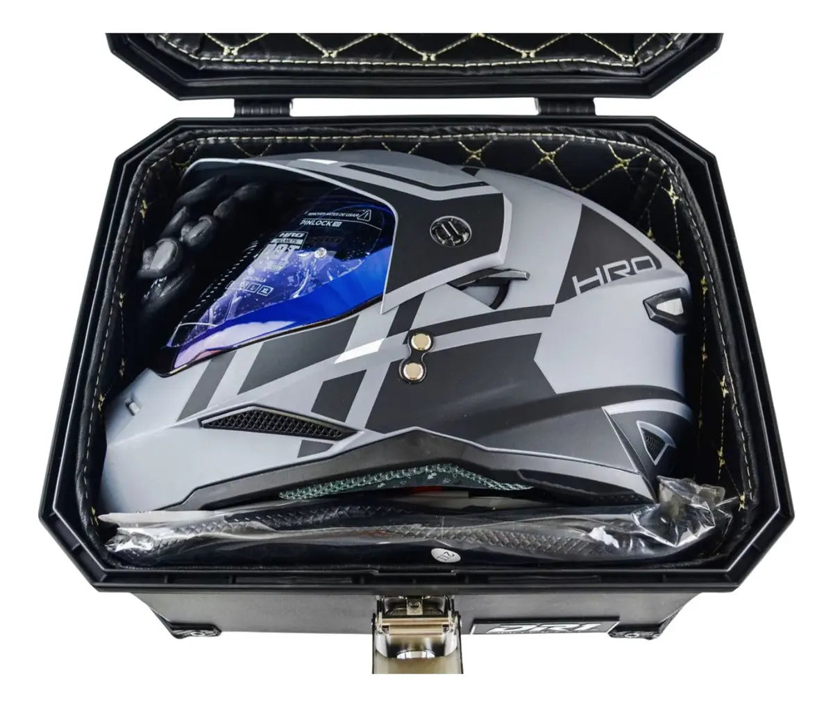 Baúl DR1 abierto con un casco integral adentro