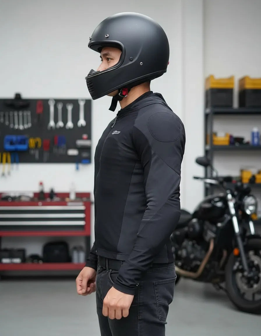 Motociclista de perfil con casco y body armor Xtrong
