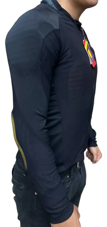 Body armor Xtrong visto de perfil sobre el cuerpo