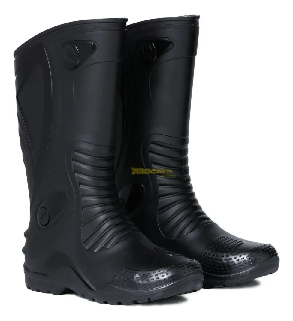 Par de botas de caucho impermeables en vista tres cuartos