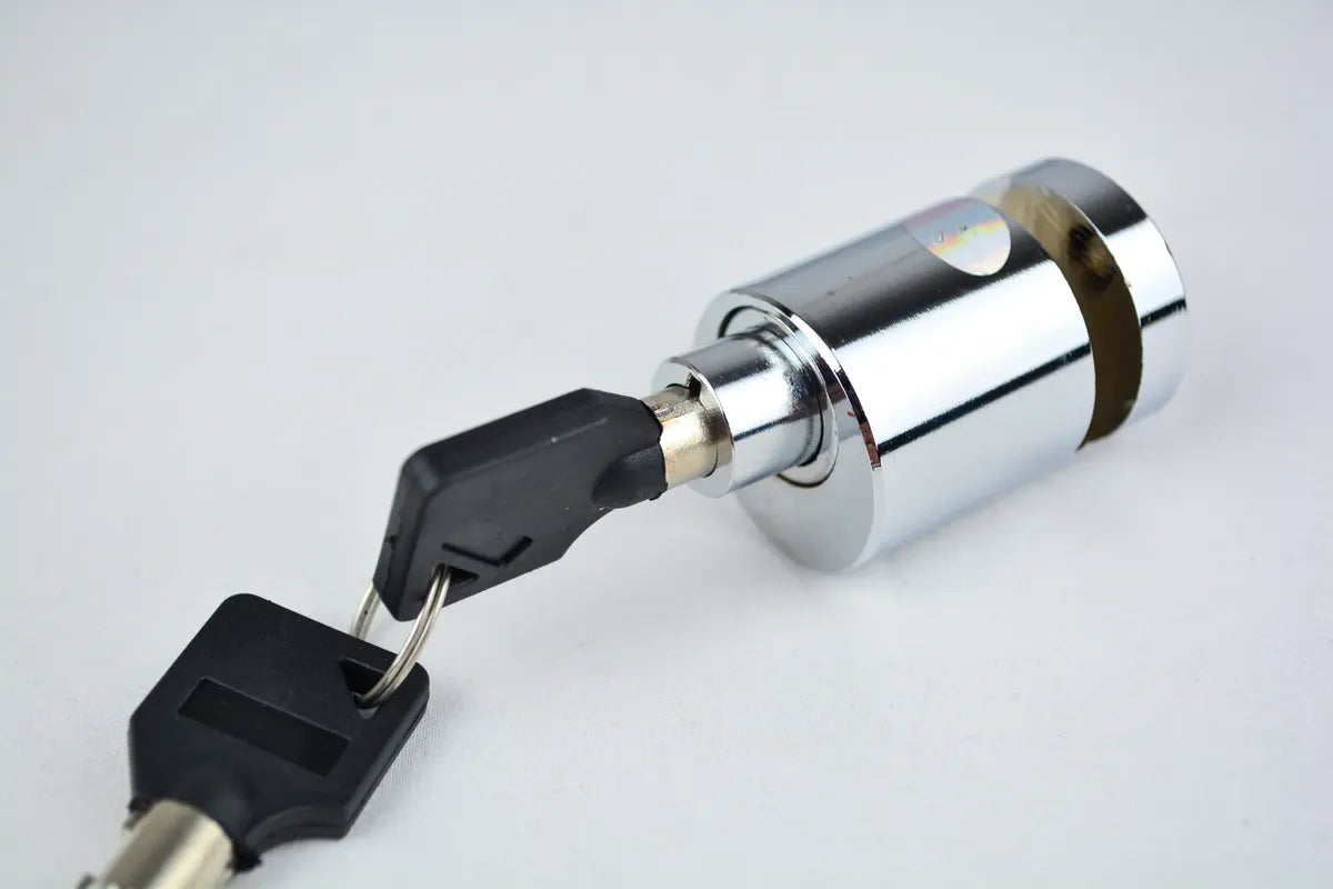 Candado de disco cromado con la llave puesta