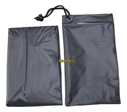 Capa impermeable doblada junto a su estuche de tela