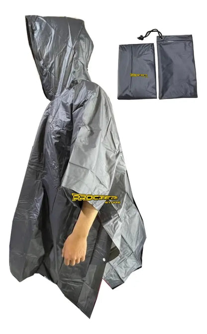 Capa impermeable extendida al lado de su estuche compacto