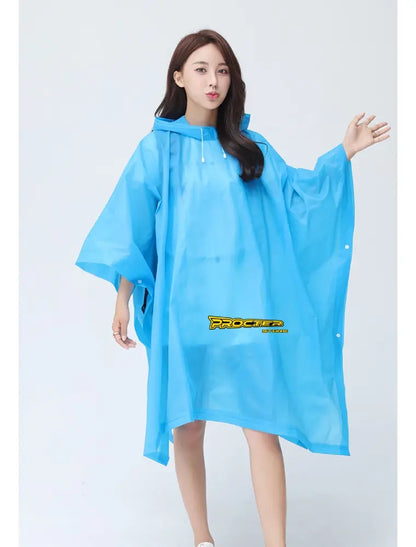 Mujer con capa impermeable azul tipo poncho