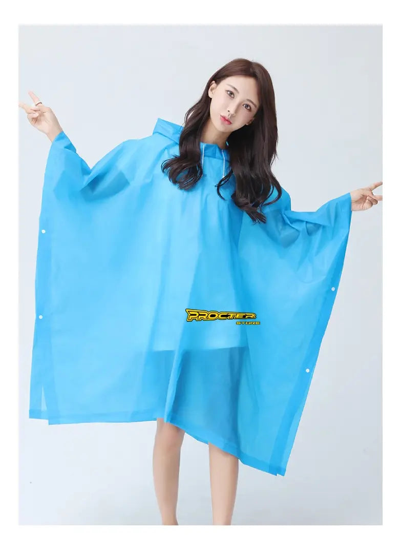 Mujer mostrando la amplitud de la capa impermeable azul