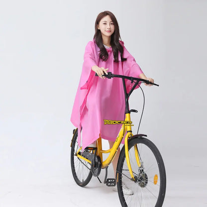 Mujer en bicicleta con capa impermeable rosada