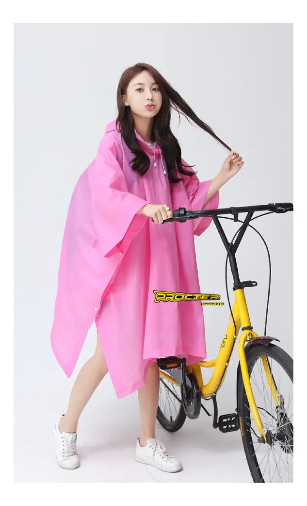 Mujer junto a una bicicleta con capa impermeable rosada