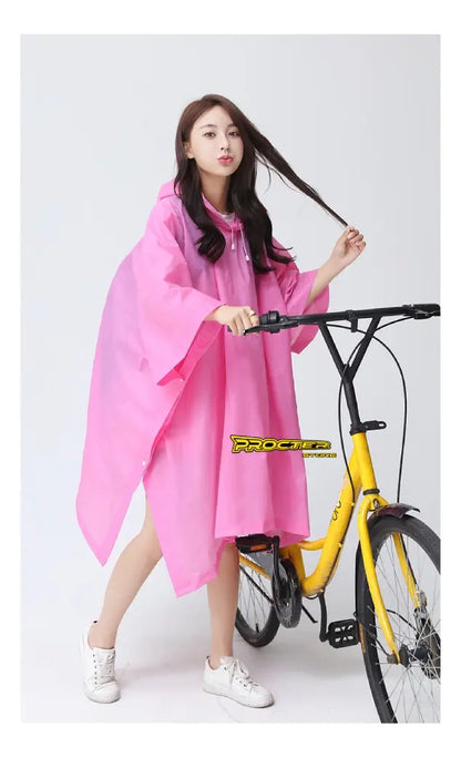 Mujer junto a una bicicleta con capa impermeable rosada