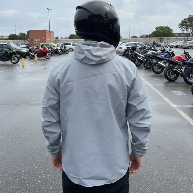 Espalda de la chaqueta reflectiva en un parqueadero de motos