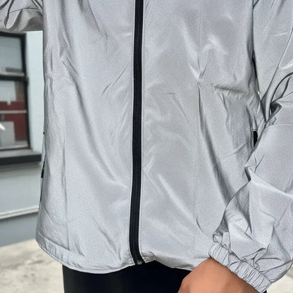 Detalle del hombro y la cremallera de la chaqueta reflectiva