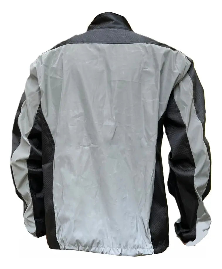 Espalda de la chaqueta rompevientos reflectiva