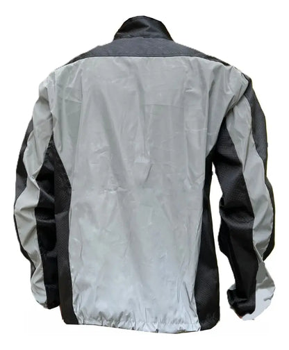 Espalda de la chaqueta rompevientos reflectiva