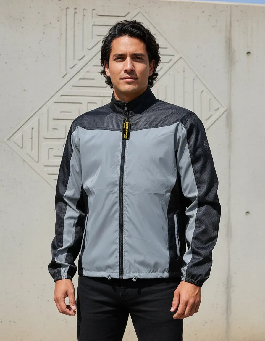 Hombre con la chaqueta reflectiva rompevientos puesta