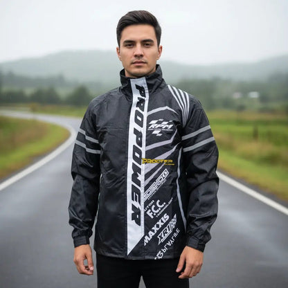 Hombre con chaqueta impermeable Pro Power en carretera