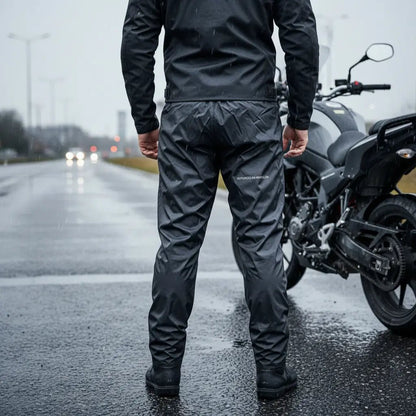 Pantalón impermeable visto de espaldas junto a una moto en la lluvia