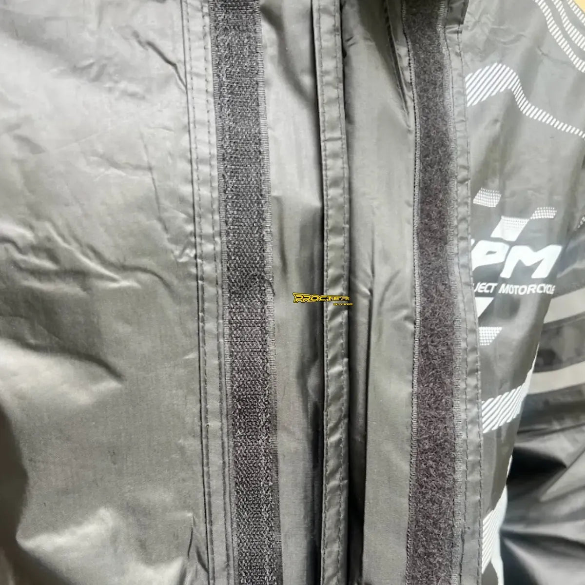 Detalle de la tela y las costuras selladas del conjunto impermeable
