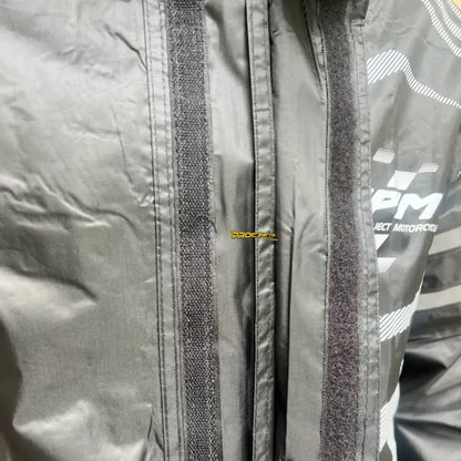 Detalle de la tela y las costuras selladas del conjunto impermeable