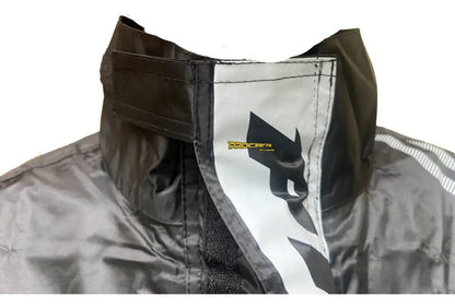 Cuello y capota del conjunto impermeable tipo sudadera