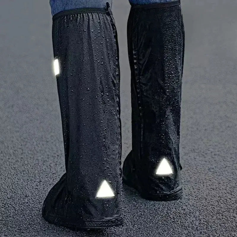 Piernas con cubre zapatos impermeables y triángulos reflectivos