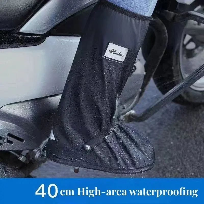 Cubre zapatos de 40 centímetros junto a una moto bajo la lluvia