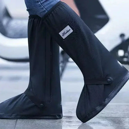 Piernas con cubre zapatos impermeables en la calle