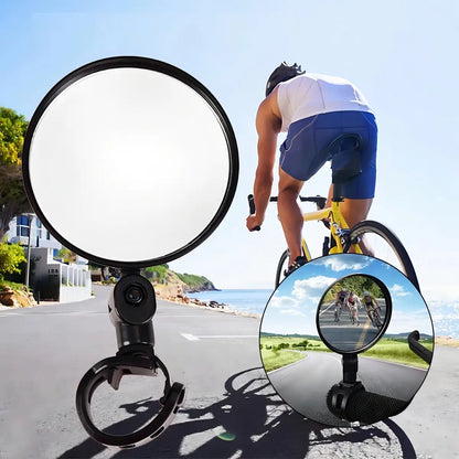 Ciclista con el espejo retrovisor montado en el manubrio