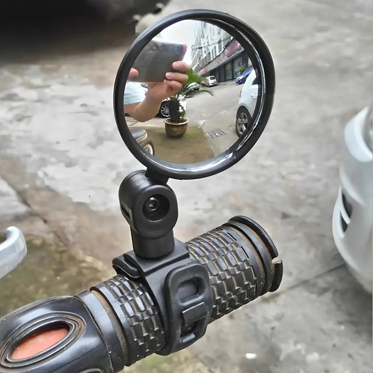 Espejo retrovisor instalado en el manubrio de una moto