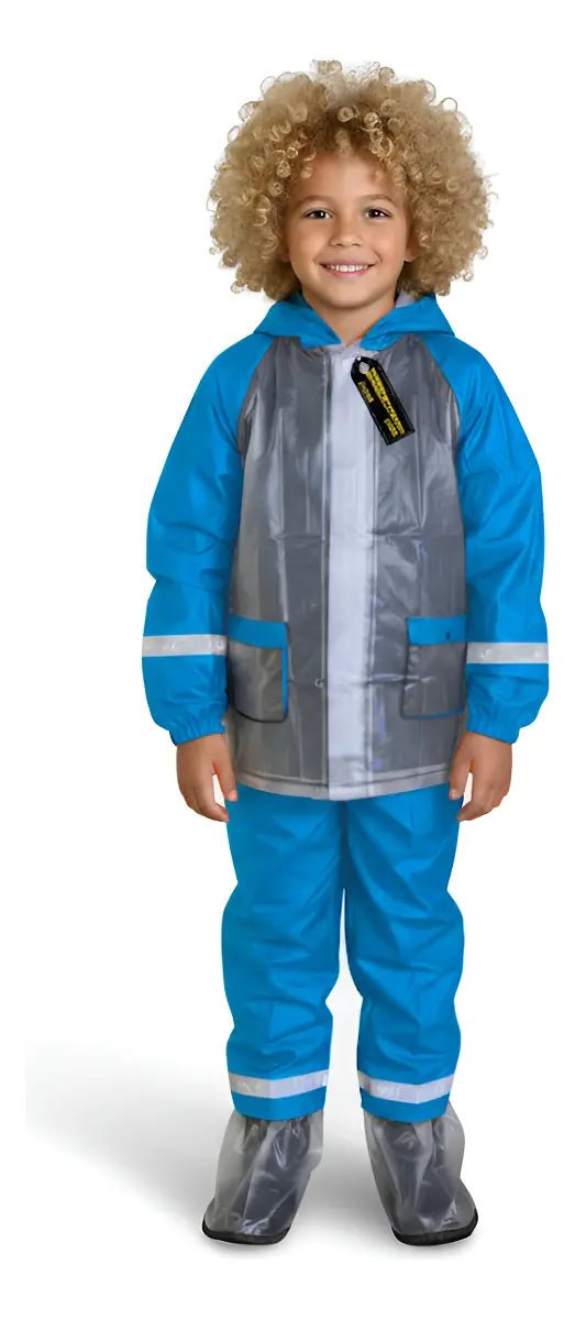 Niño con impermeable azul de dos piezas y zapatones