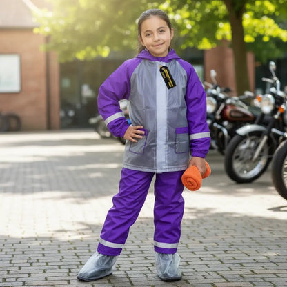 Niña con impermeable morado junto a motos estacionadas