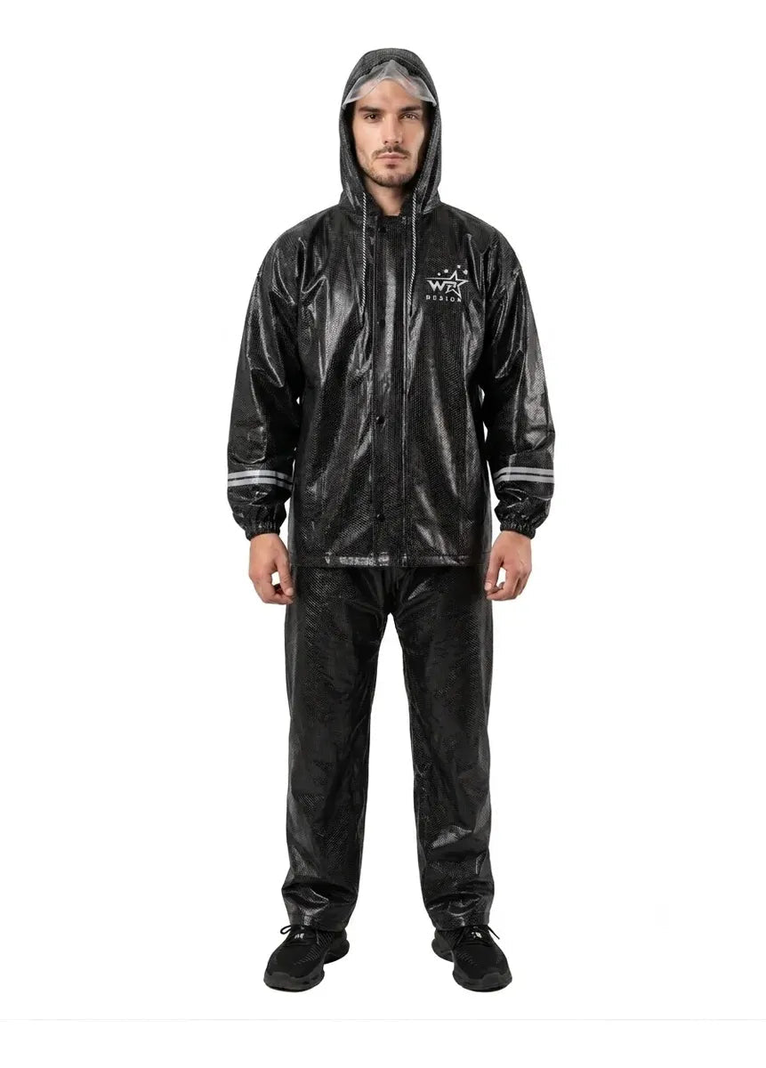 Hombre con conjunto impermeable de PVC satinado negro, cuerpo completo