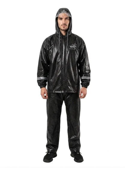 Hombre con conjunto impermeable de PVC satinado negro, cuerpo completo