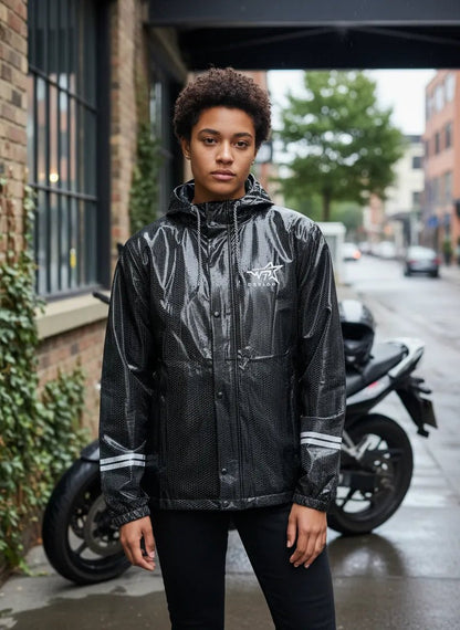 Mujer con chaqueta impermeable de PVC negra junto a una moto