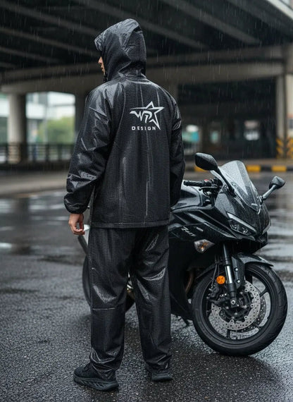 Motociclista de espaldas con impermeable de PVC frente a una moto deportiva
