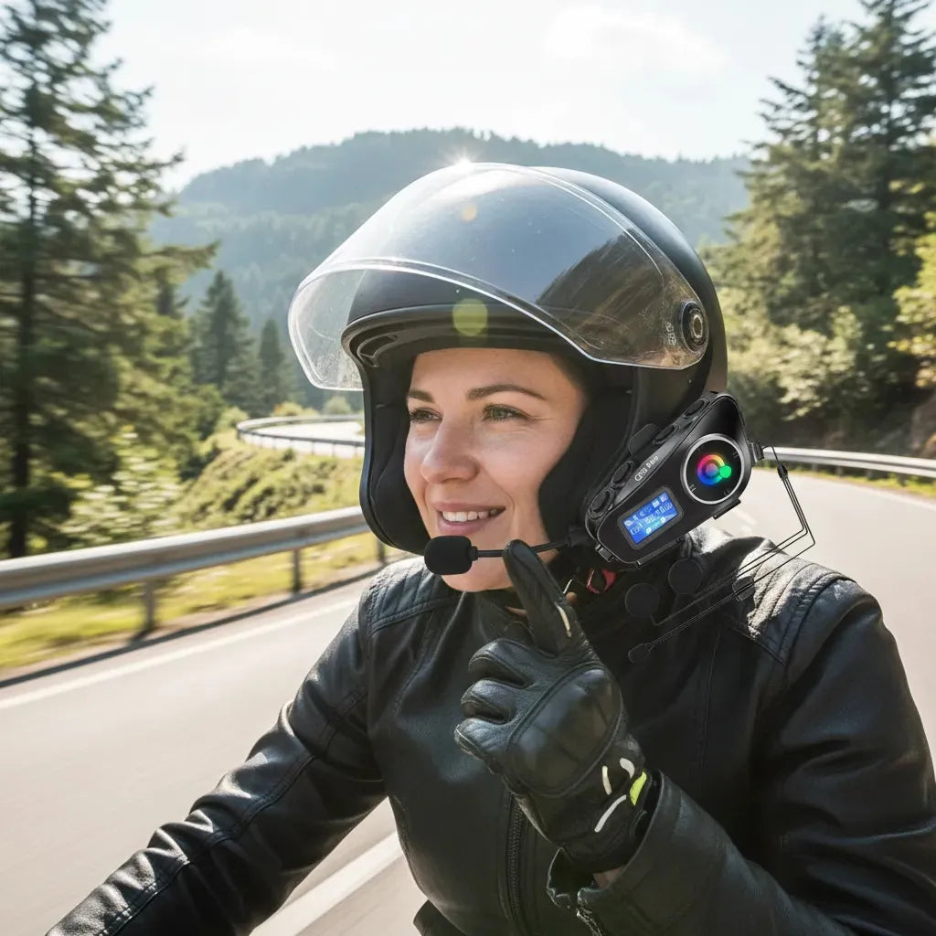 Motociclista usando el intercomunicador Q58 MAX en carretera
